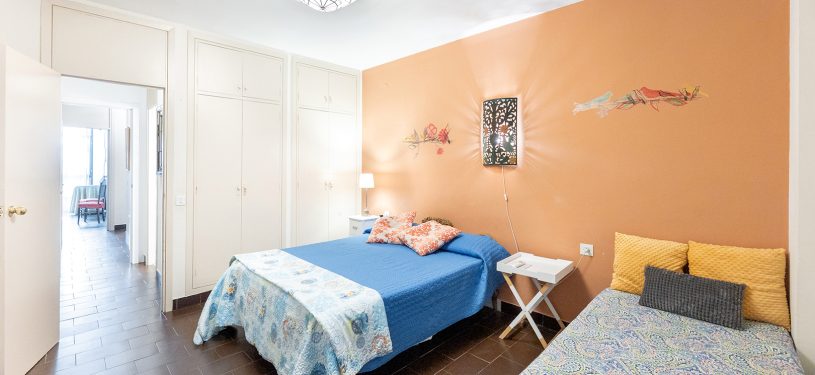 Habitación de dos camas, una doble de matrimonio, armario blanco empotrado