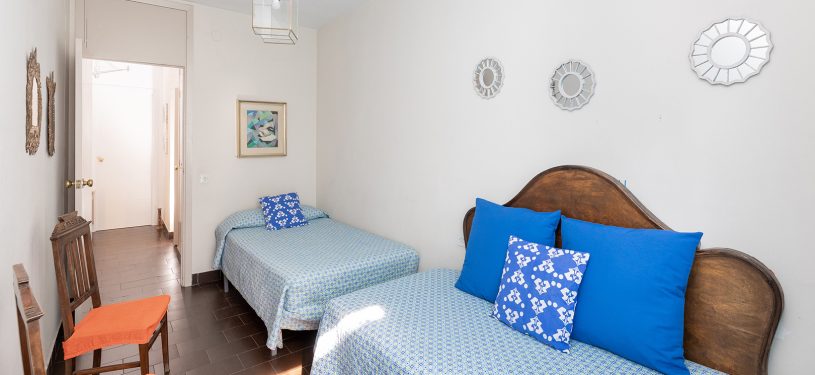 Habitación de dos camas individuales, con dos siññas