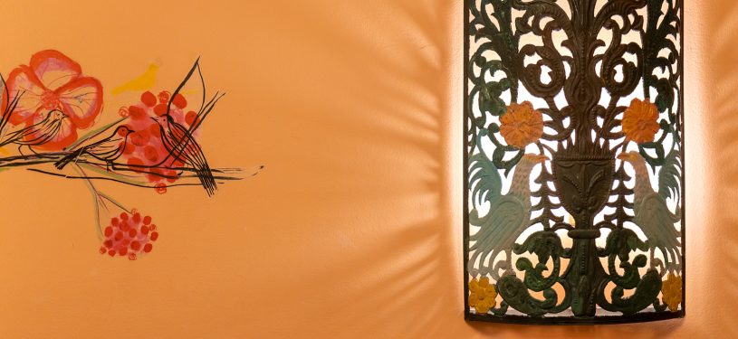 lámpara en pared color naranja suave